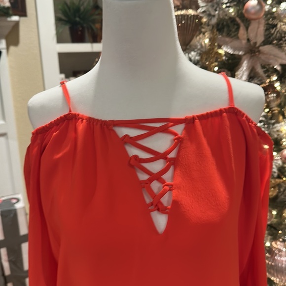 Bebe top. - Picture 2 of 7